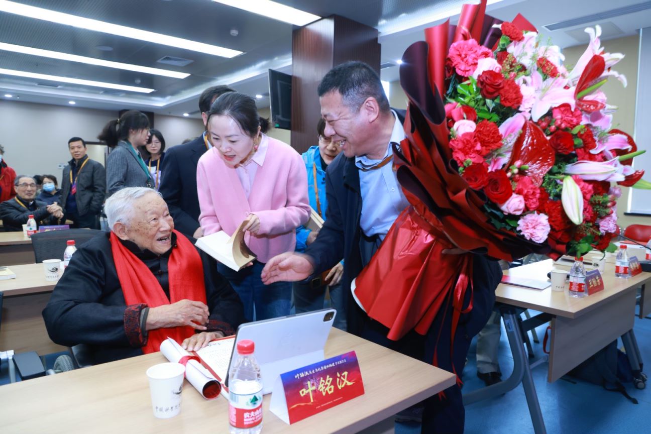 葉銘漢先生與北京譜儀物理學(xué)術(shù)報(bào)告會現(xiàn)場